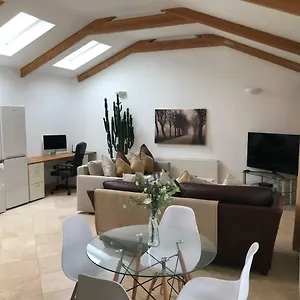 https://the-coach-house-cardiff-cf24-3sl.cardiffhotelswales.com